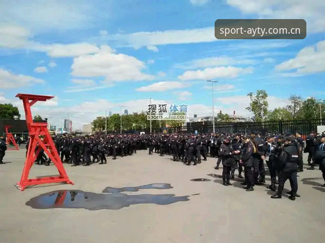 亚体育正版渠道怎么下载 英国警员世界杯安保人数骤减背后:亚体育平台用户深度分析赛事安保新格局